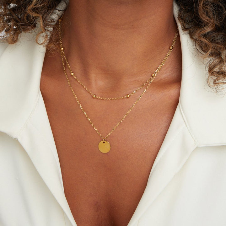 Collar de placas superpuestas