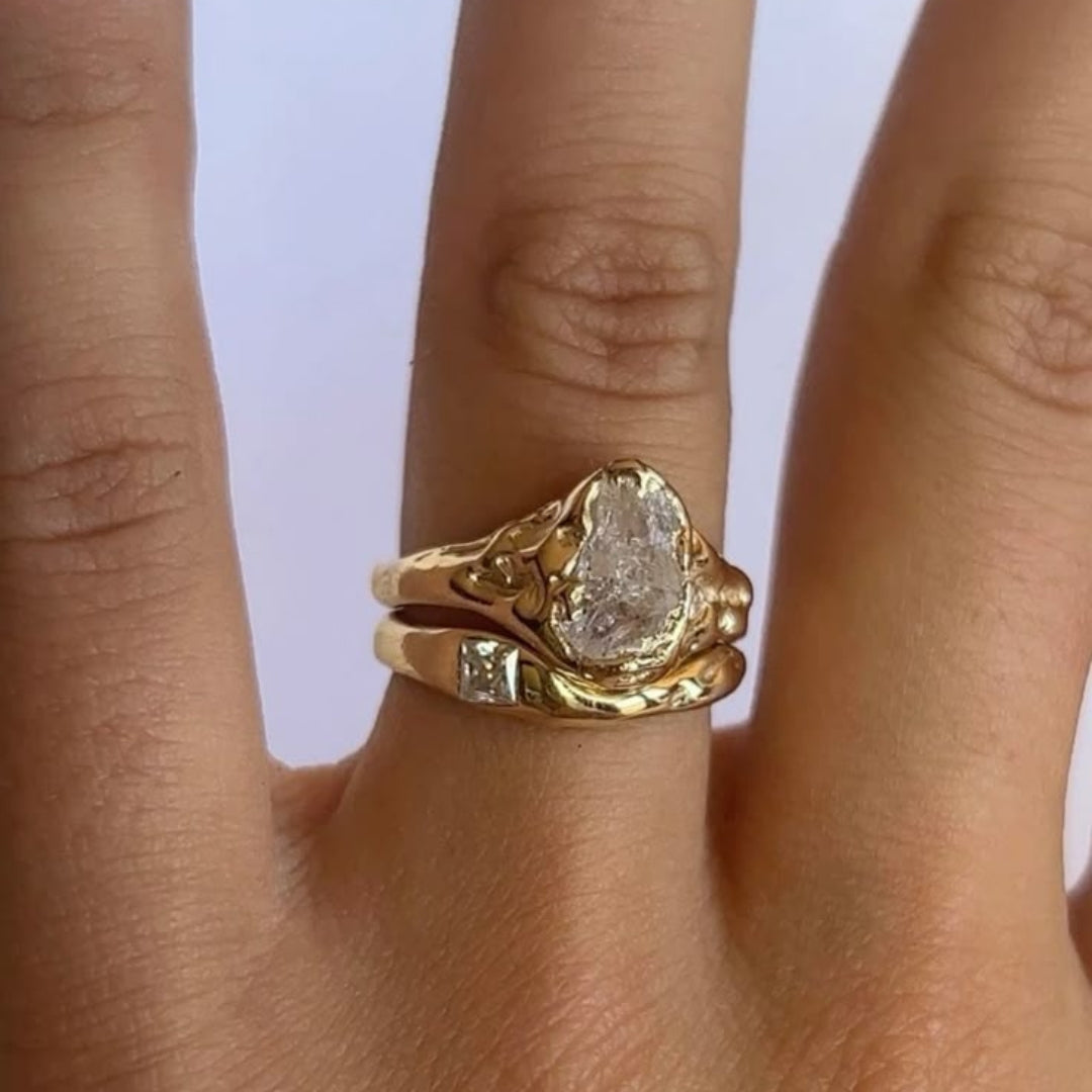 Anillo Forjado de Capa Brillante en Oro