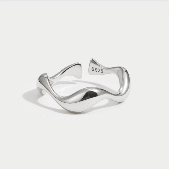 Anillo minimalista de ondas