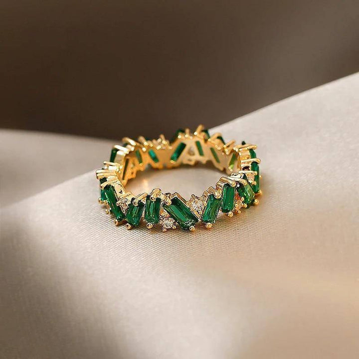 Anillo de banda Bohemia con esmeralda