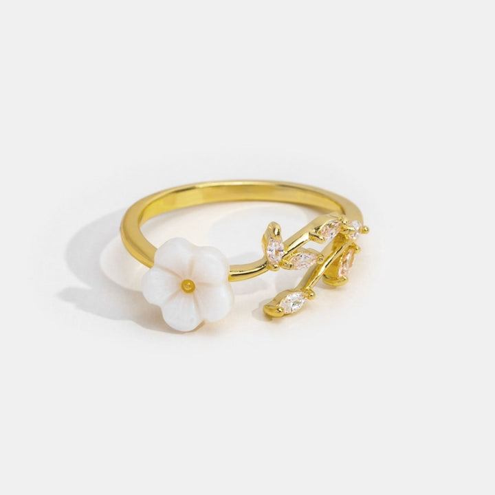Anillo de flor blanca