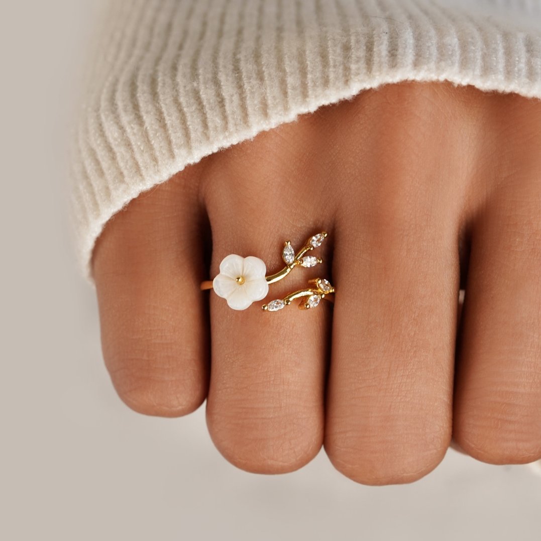 Anillo de flor blanca