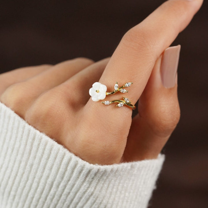 Anillo de flor blanca