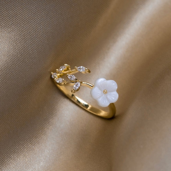 Anillo de flor blanca