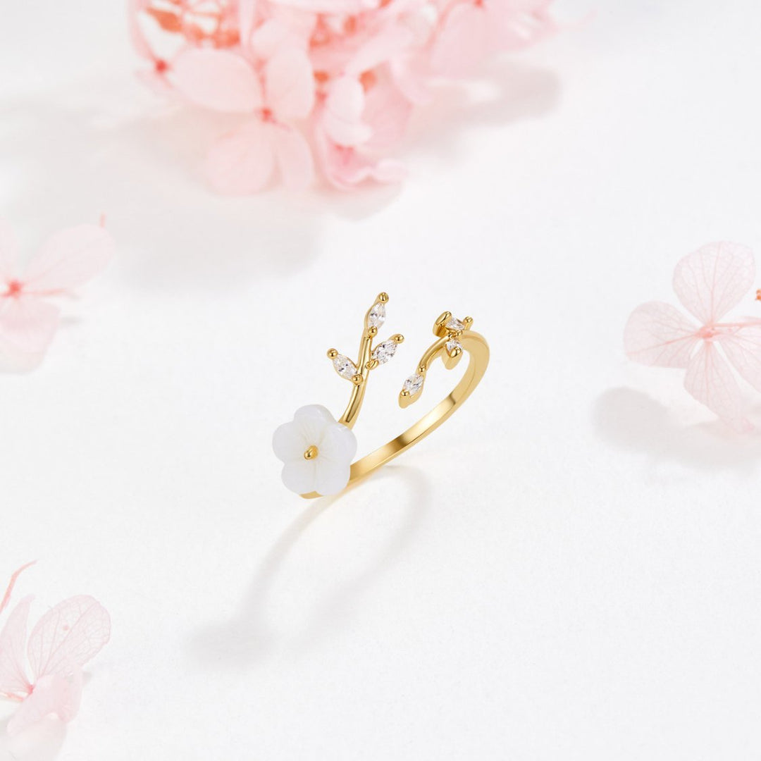 Anillo de flor blanca