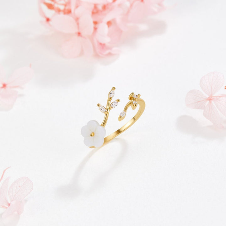 Anillo de flor blanca