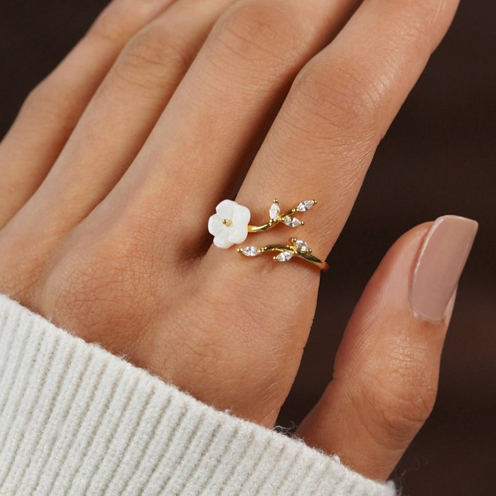 Anillo de flor blanca